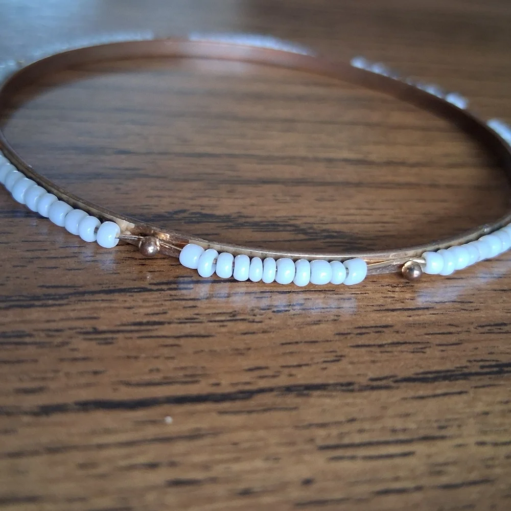 Cute Boho White Beaded Bangle Bracelet NWOT - Picture 3 of 5